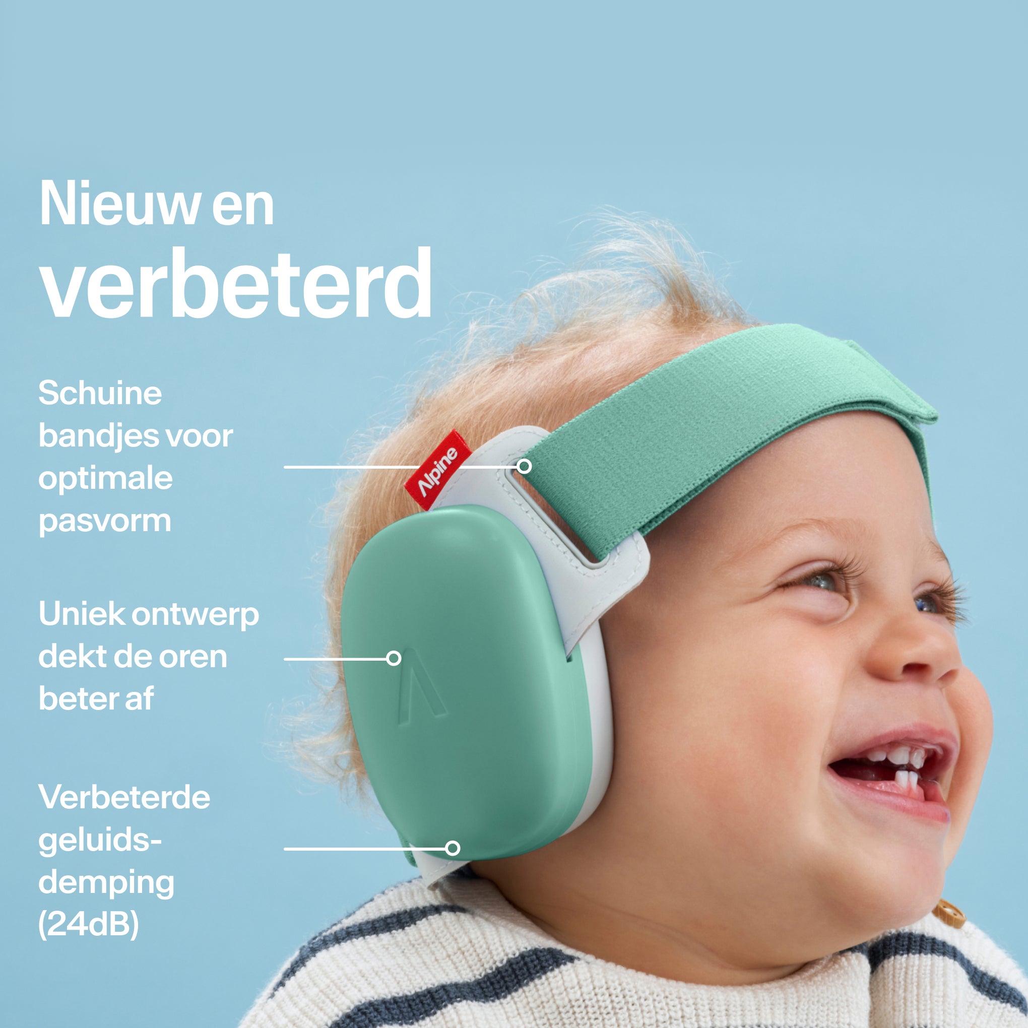Baby draagt Alpine Muffy Baby in sage green op het hoofd