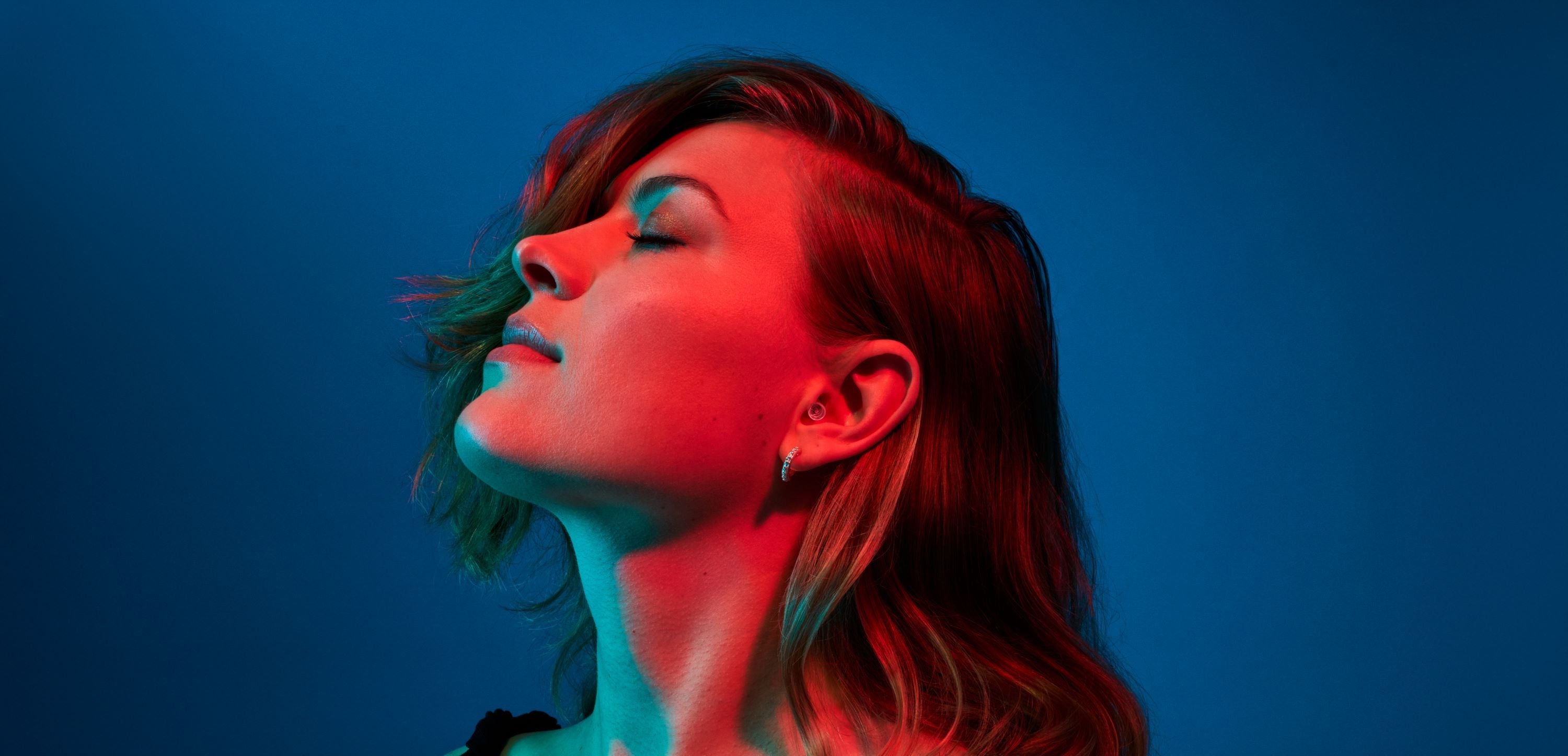 women wearing alpine partyplug hearing protection in the variatnt transparent