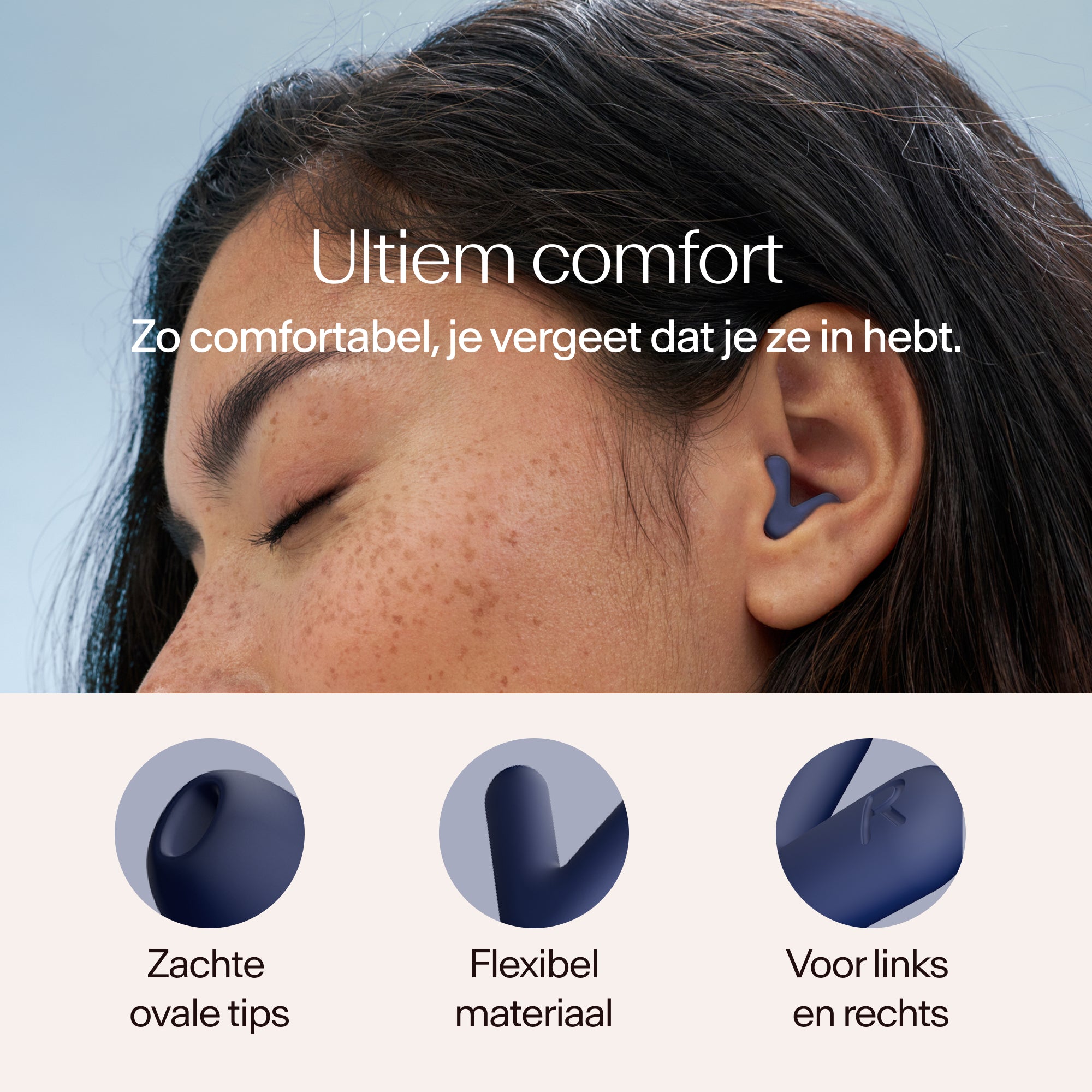 Close-up van een persoon met Alpine Silence oordopjes in middernachtblauw, met tekst over comfort en productkenmerken