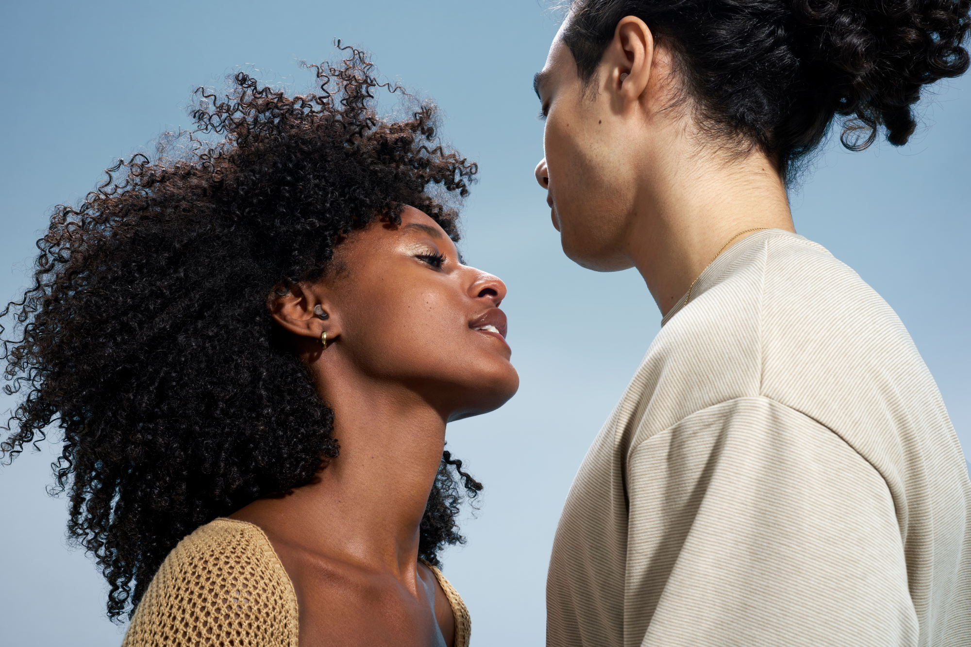 vrouw ne man met partyplug in transparant in haar oor