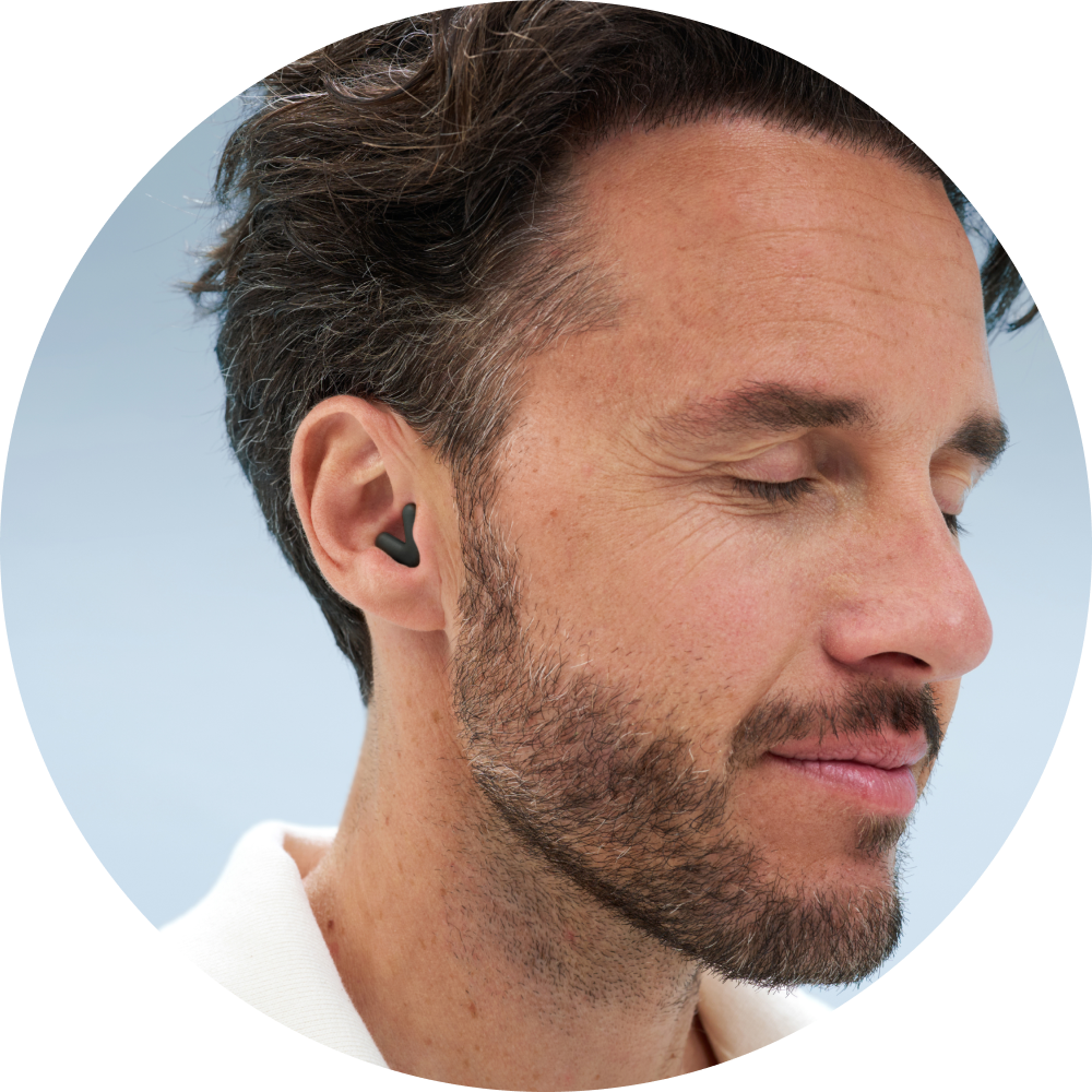 Man met alpine silence in zwart en zijn ogenzijn dicht