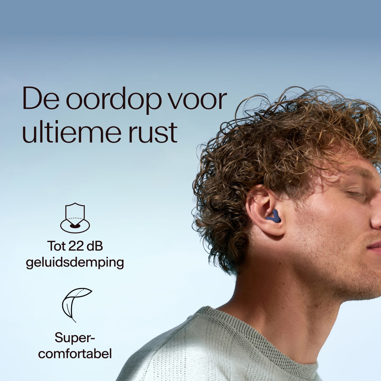 Mannen die Alpine Silence in donkerblauw dragen, met een demping van 22dB 