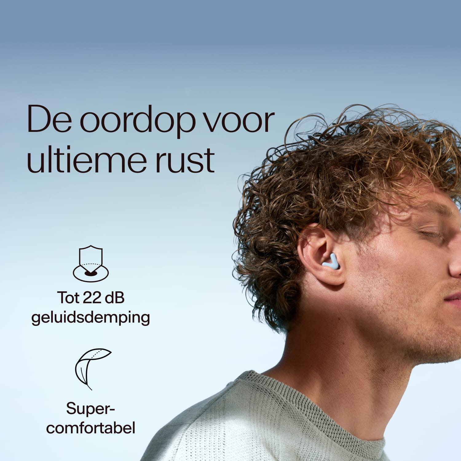 Mannen die Alpine Silence in lichtblauw dragen, met een demping van 22dB 