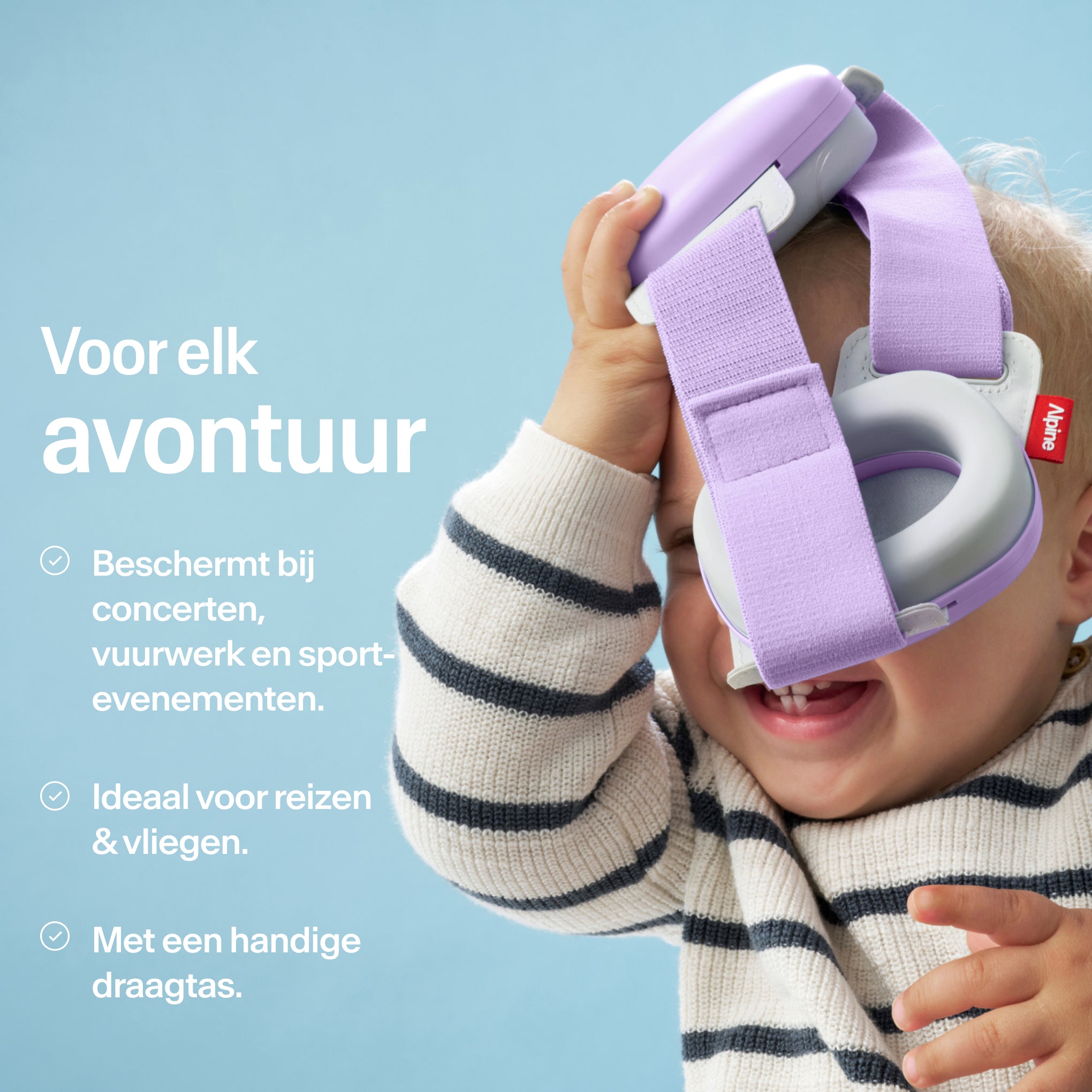 Baby houdt Alpine Muffy Baby in dawn purple in de hand met USPs voor gebruik 