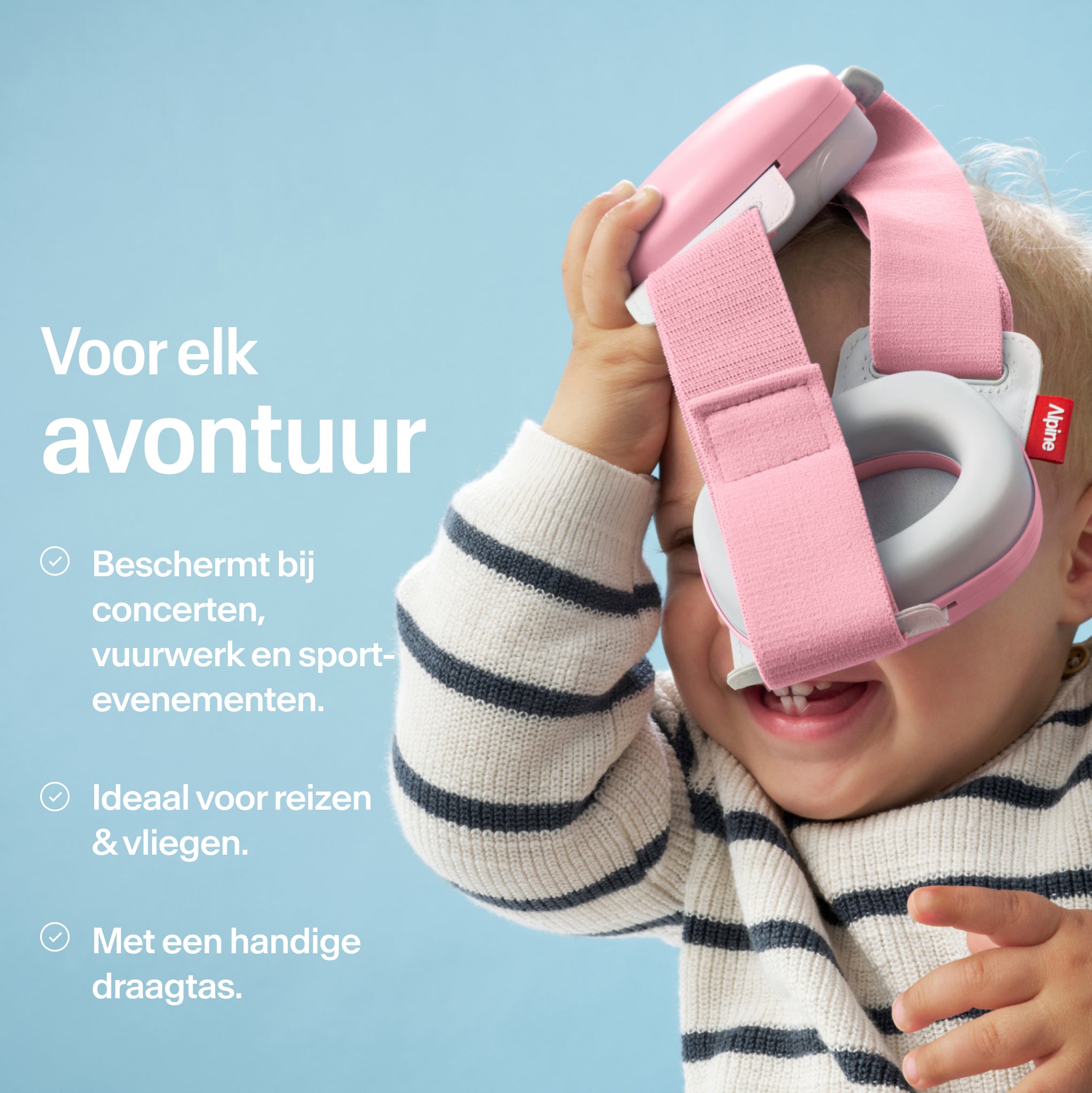 Baby houdt Alpine Muffy Baby in rose pink in de hand met USPs voor gebruik 