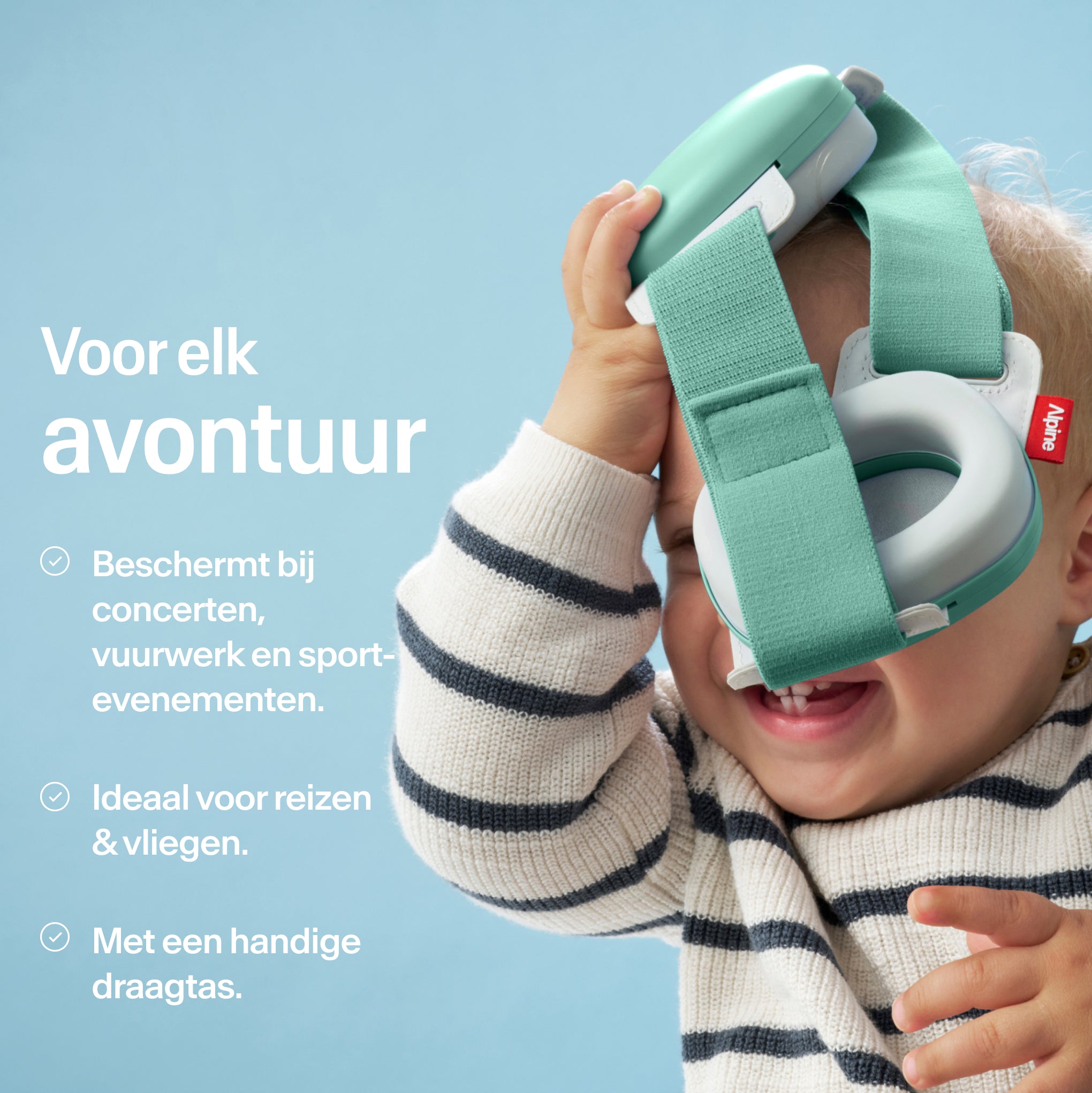 Baby houdt Alpine Muffy Baby in sage green in de hand met USPs voor gebruik 