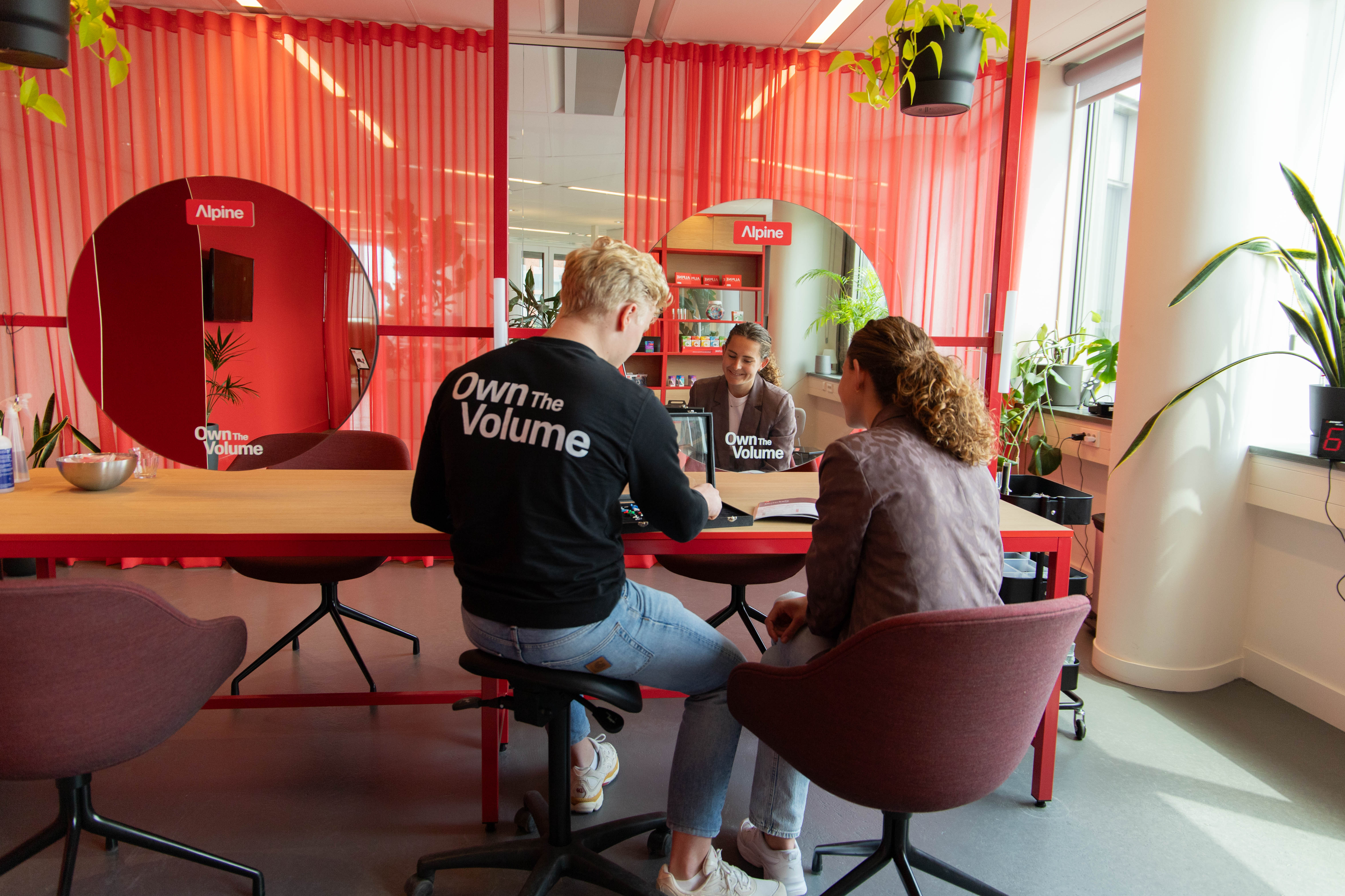 Oordoppen op maat worden aangemeten op kantoor in Utrecht