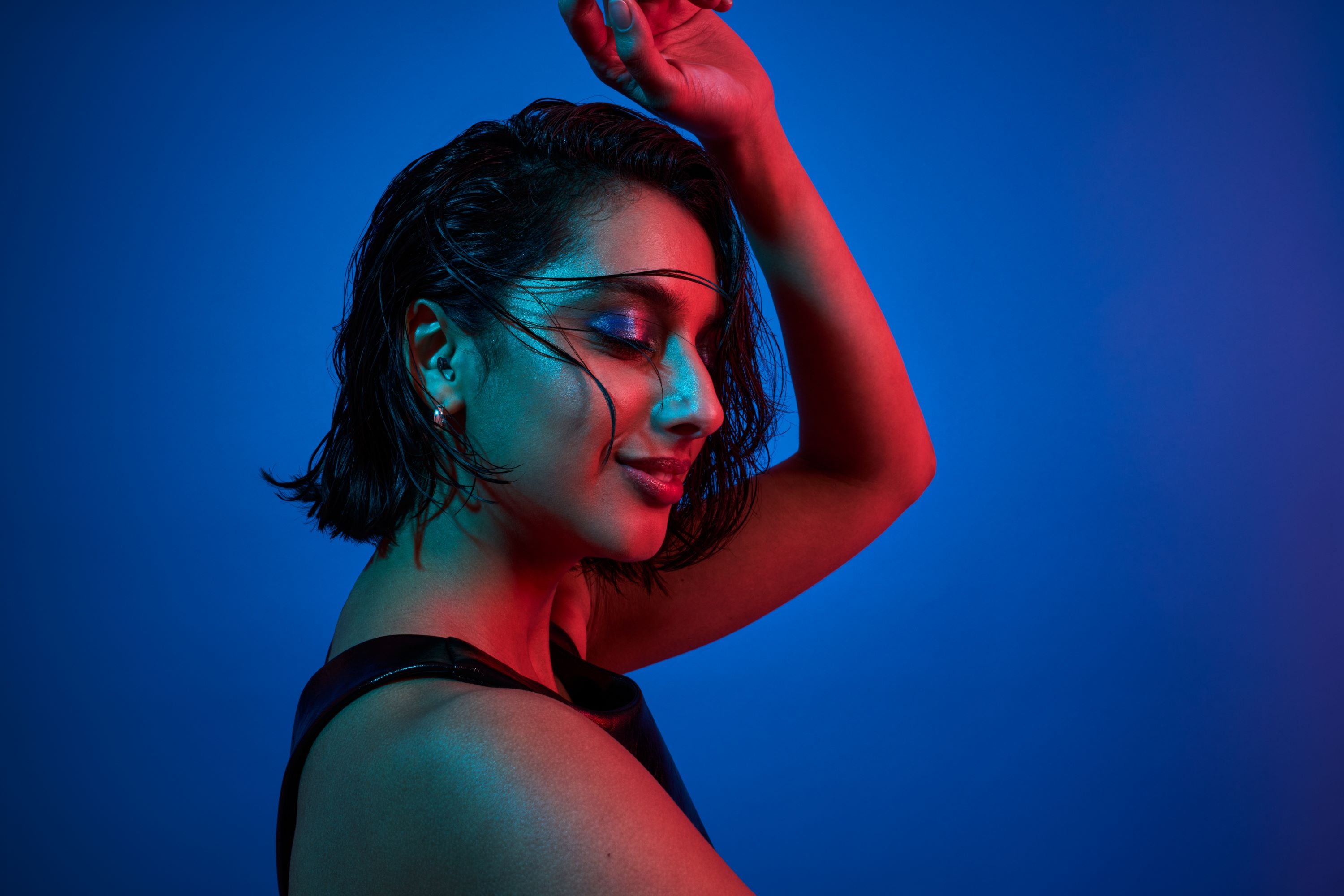 women dancing wearing alpine partyplugs in black #color_black