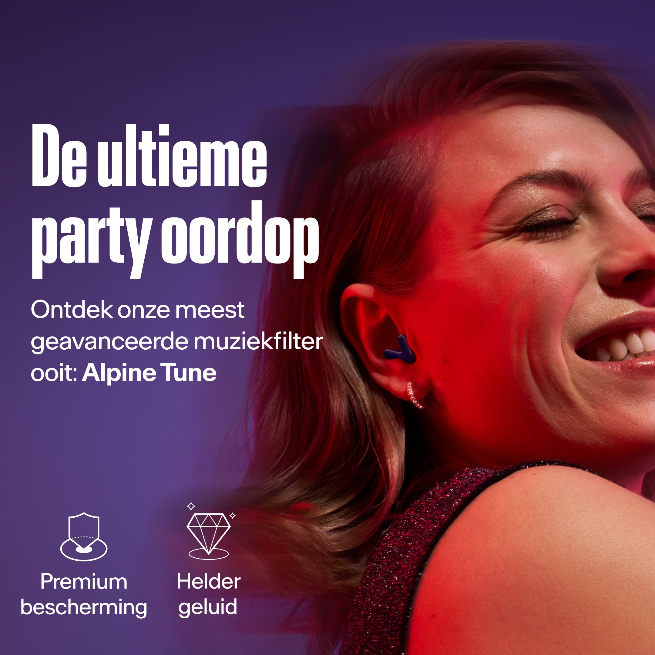 Vrouw draagt Alpine Tune in dark-blue – toont USP geavanceerde muziekfilter 