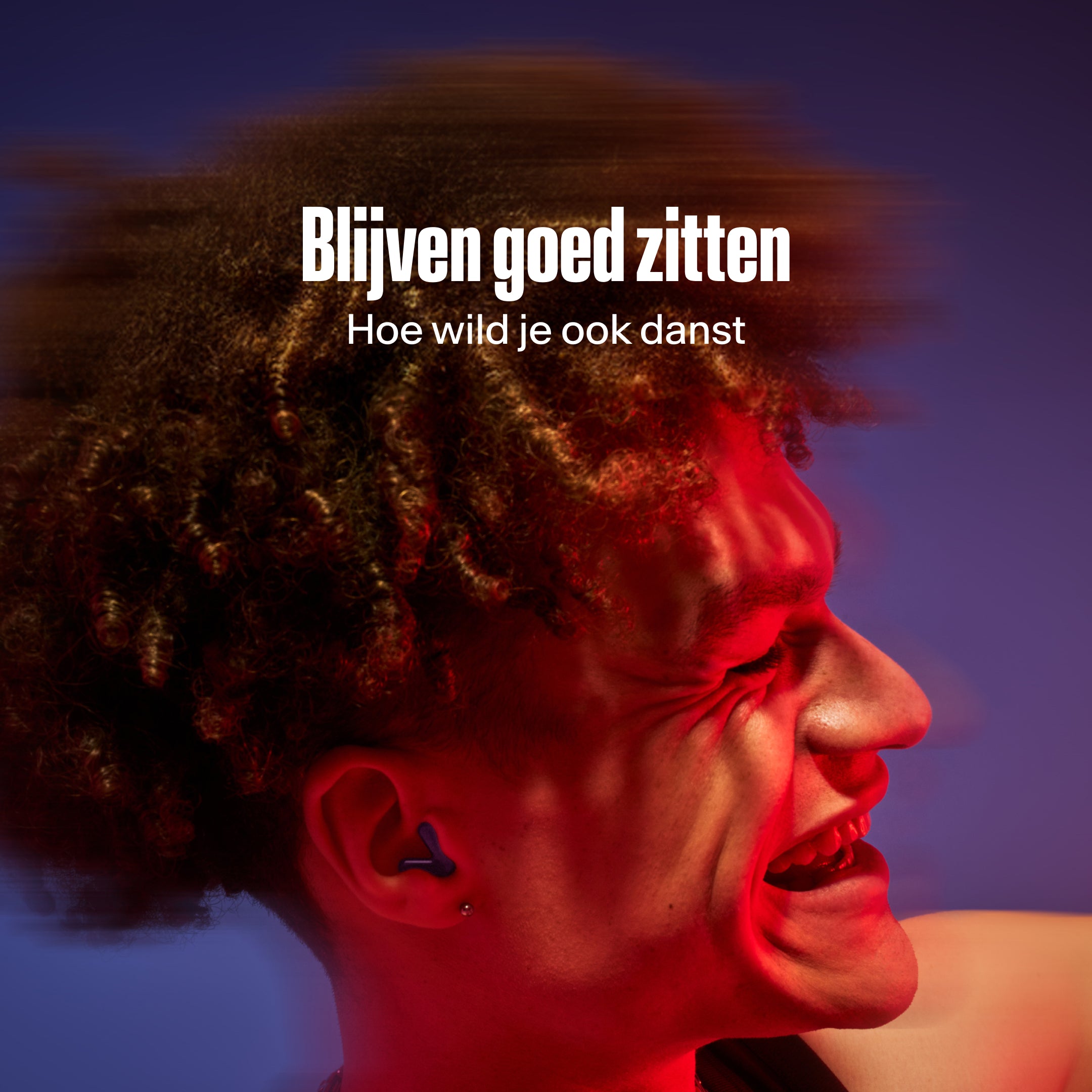 Man draagt Alpine Tune in dark-blue terwijl ze danst 