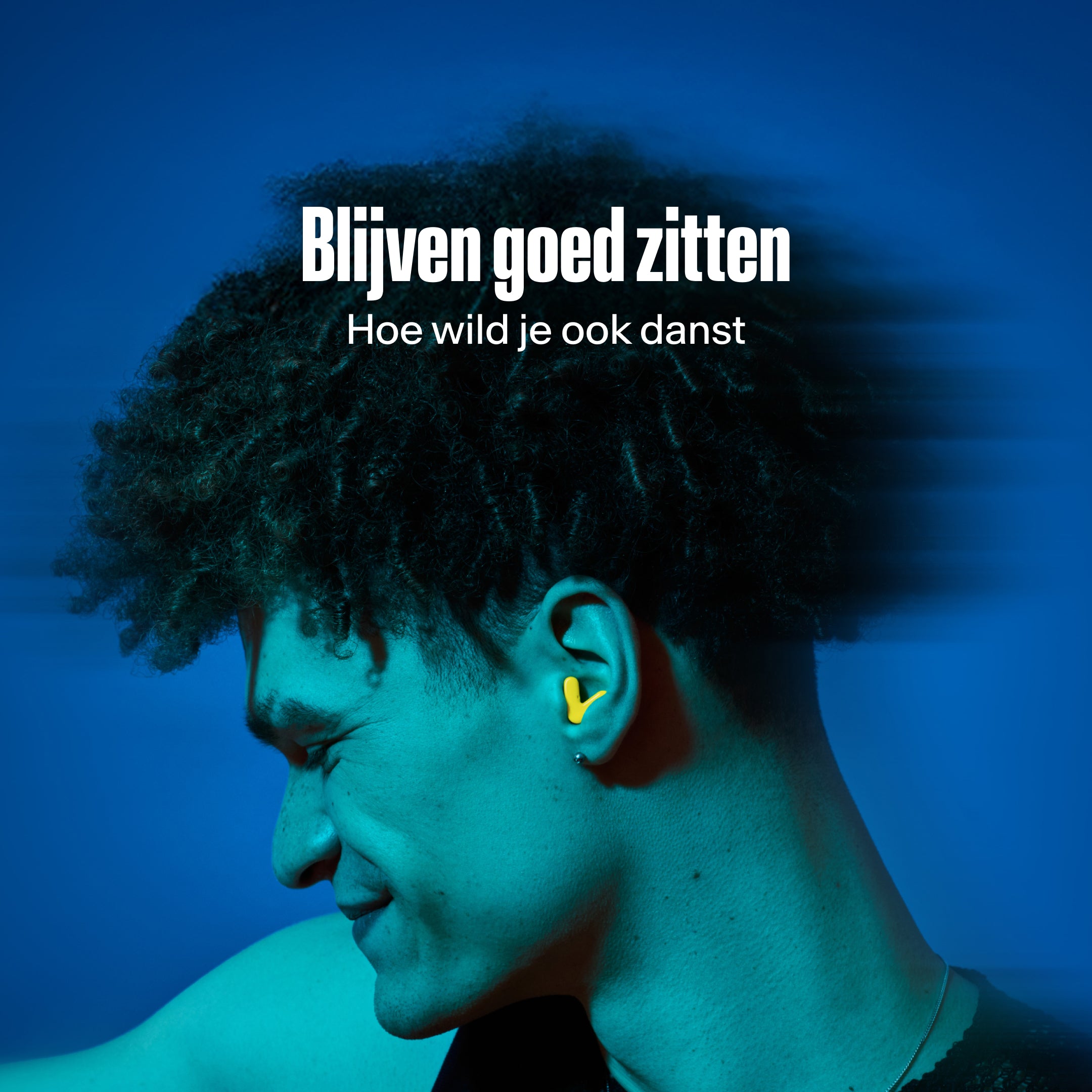 Man draagt Alpine Tune in neon-yellow terwijl ze danst 