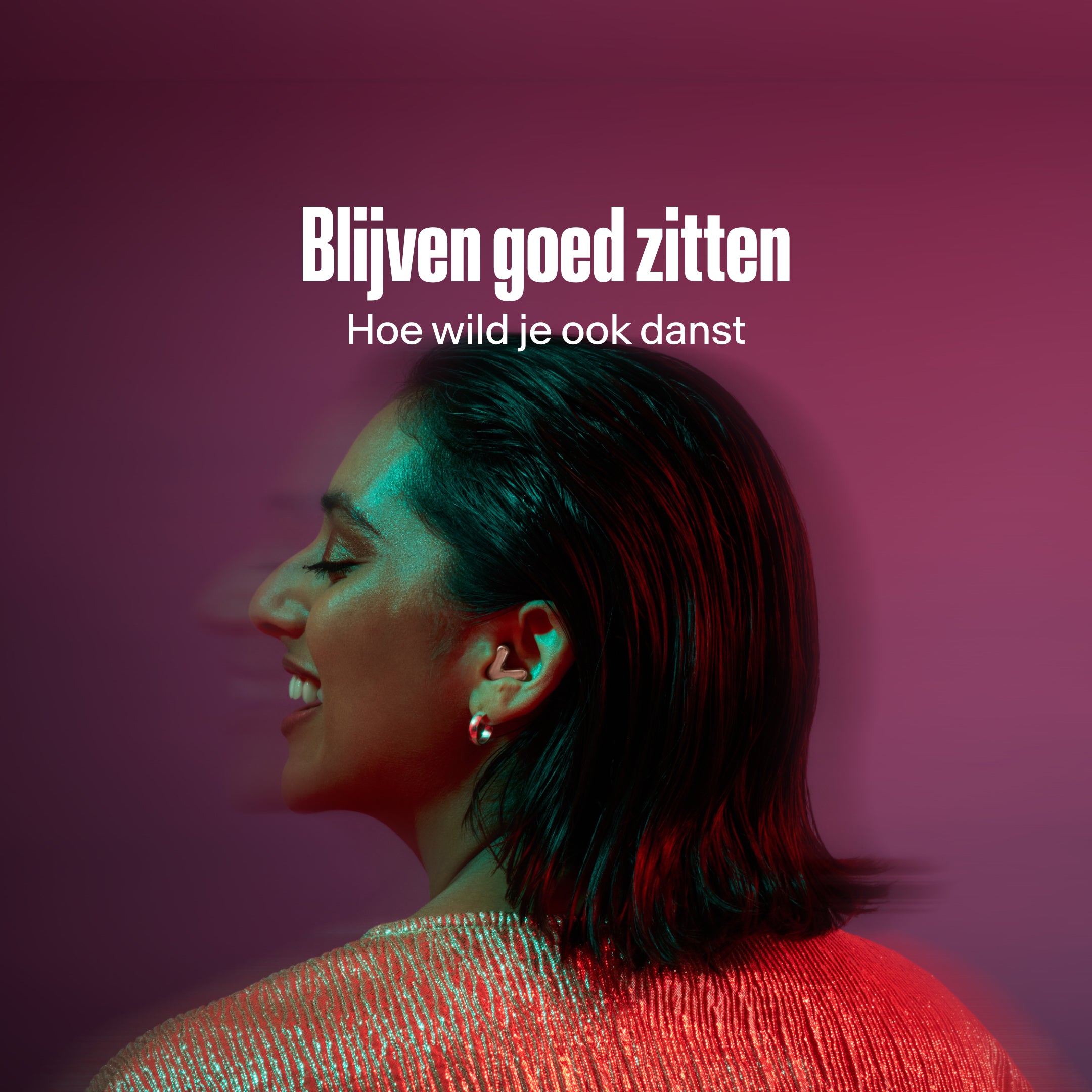 Vrouw draagt Alpine Tune in rose-gold terwijl ze danst 