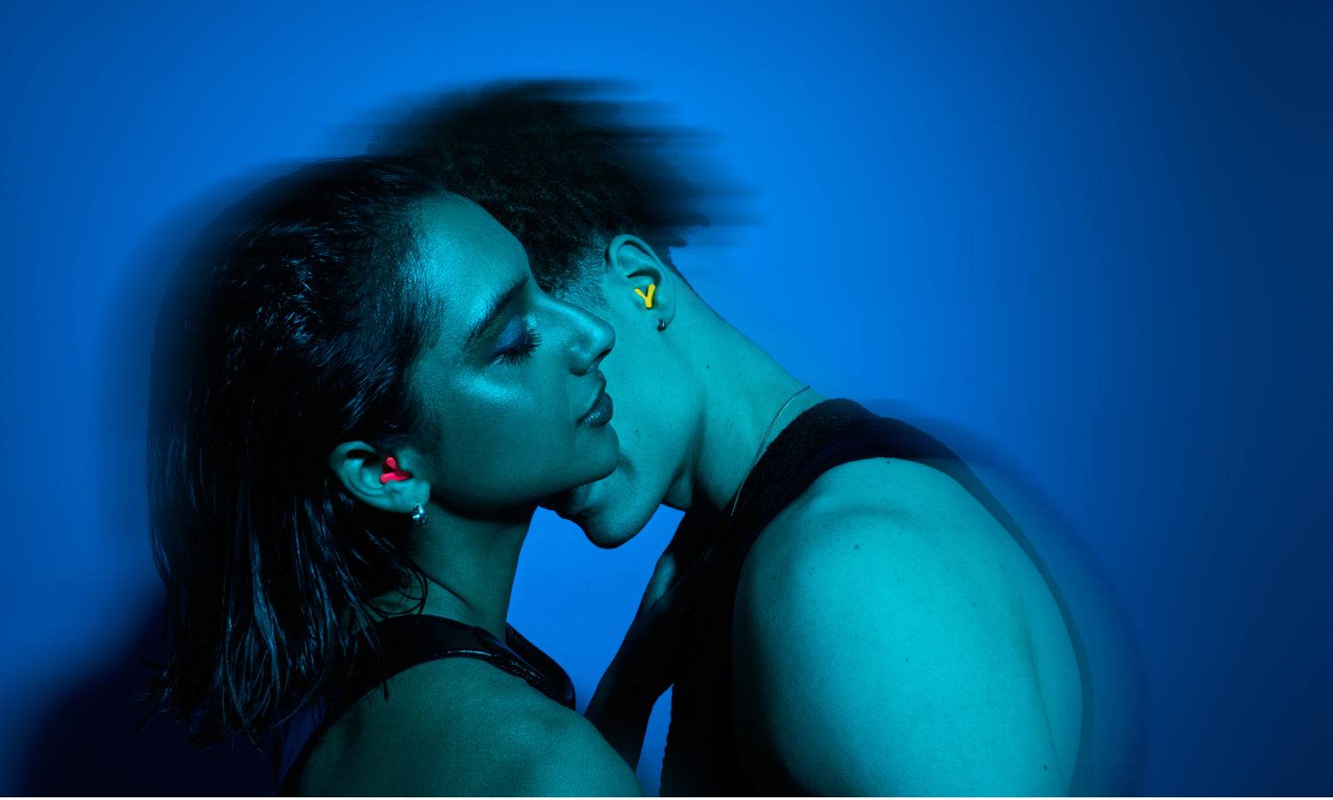 mann und frau auf einer party mit alpine tune in neon gelb und pink