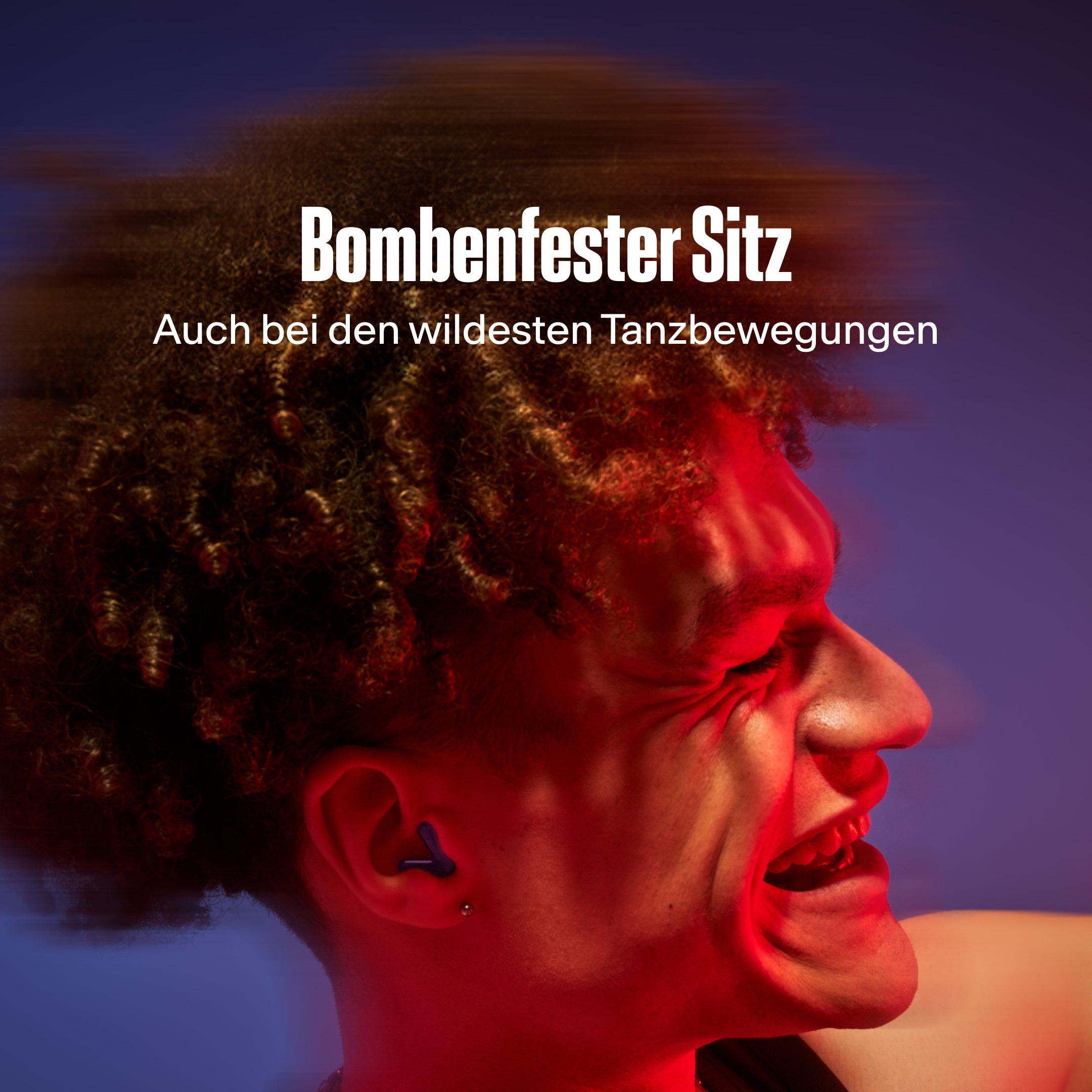 Mann trägt Alpine Tune in Dunkelblau beim Tanzen 