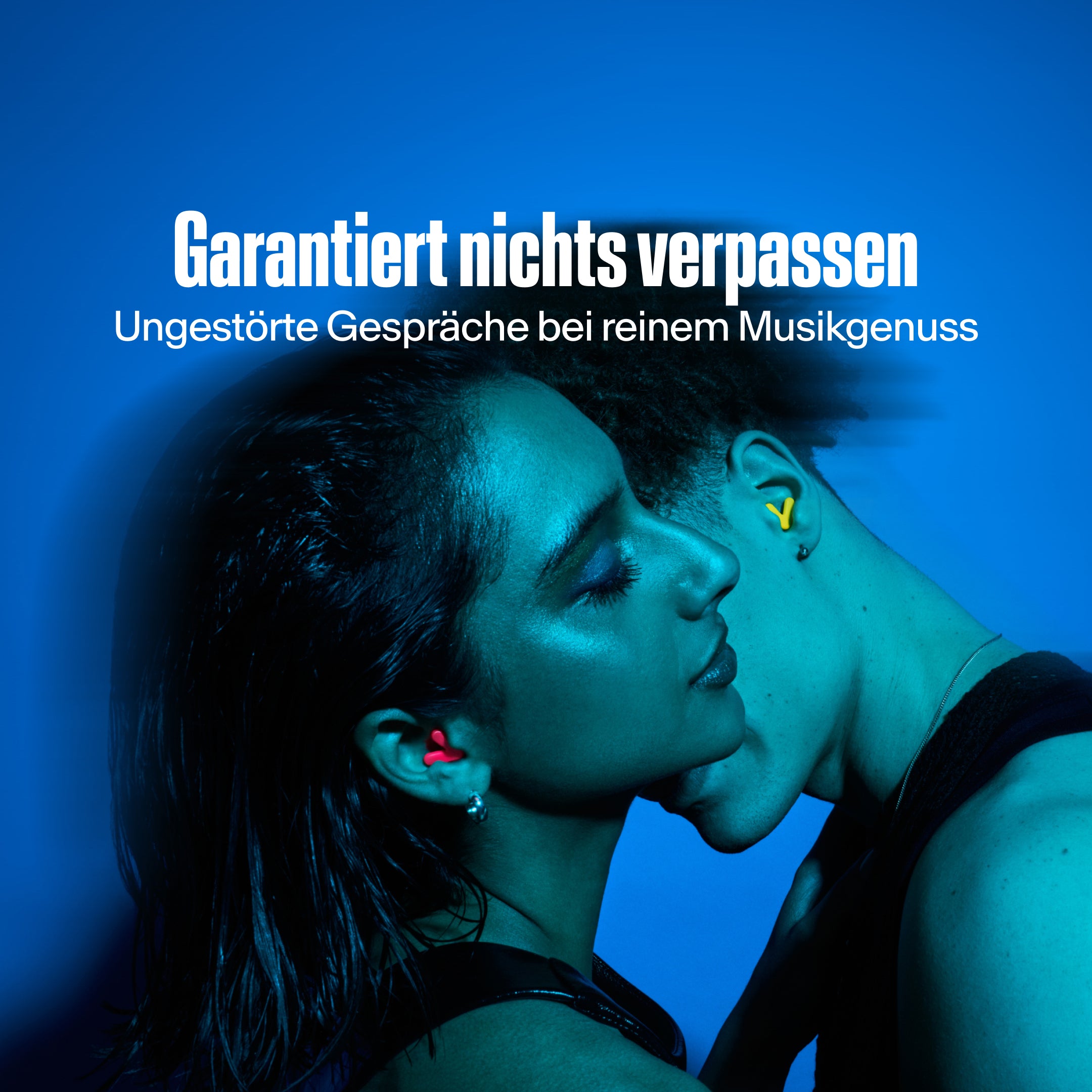 Mann und Frau mit Alpine Tune in Neonpink und Neongelb tanzen zusammen 