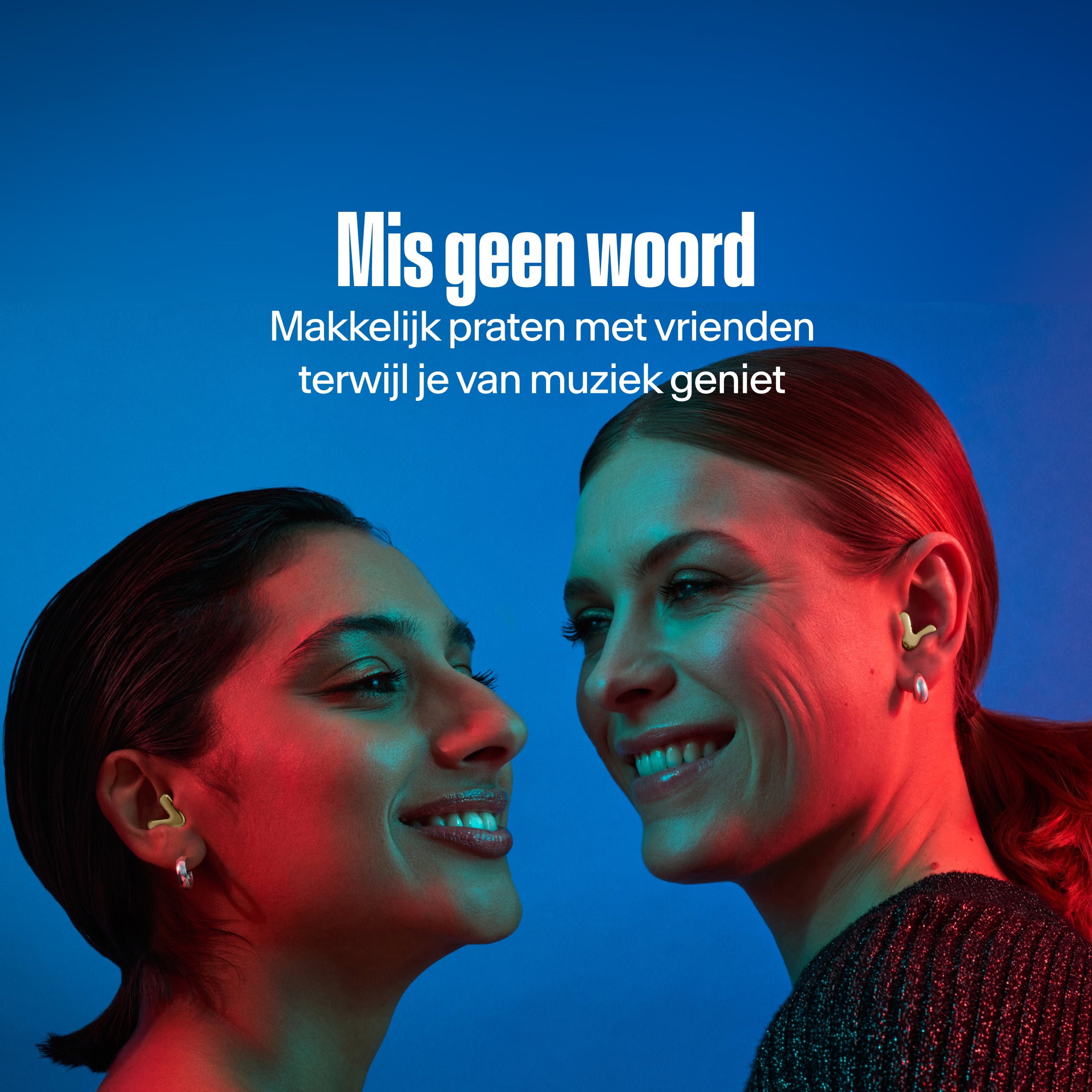 Twee vrouwen met Alpine Tune in gold dansen samen 