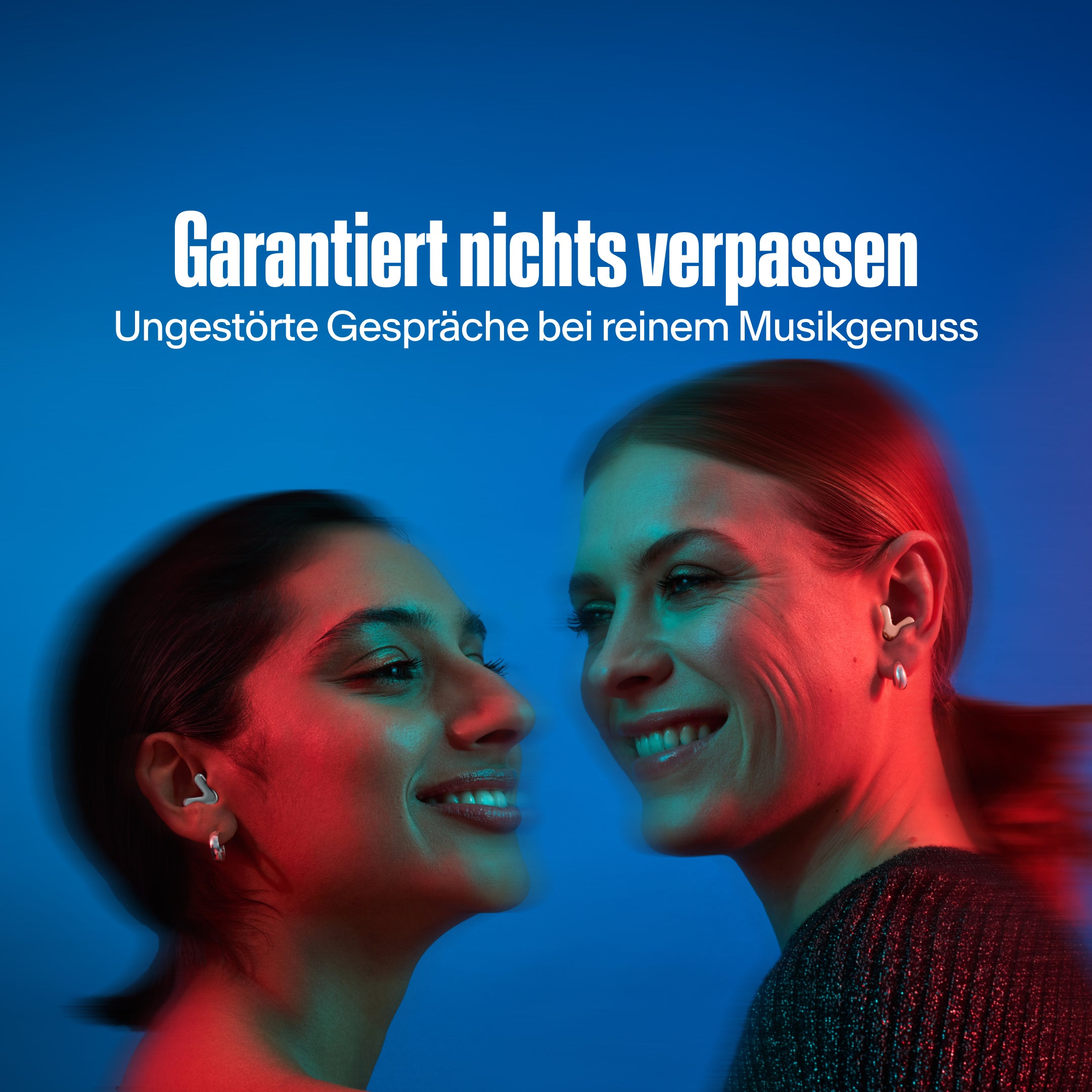 Zwei Frauen mit Alpine Tune in Roségold und Silber tanzen zusammen 