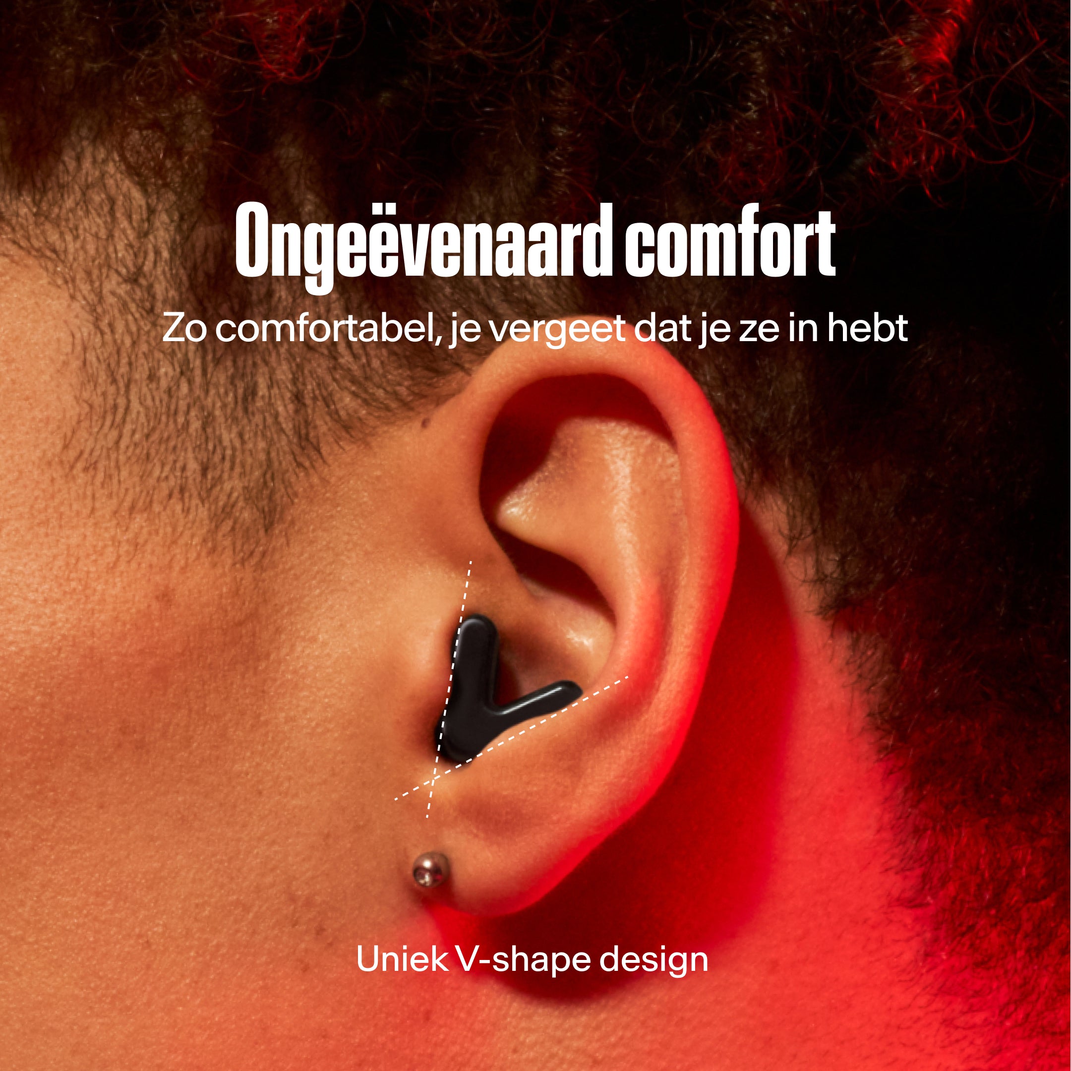 Close-up van een oor met een zwarte Alpine Tune oordop, met de tekst &